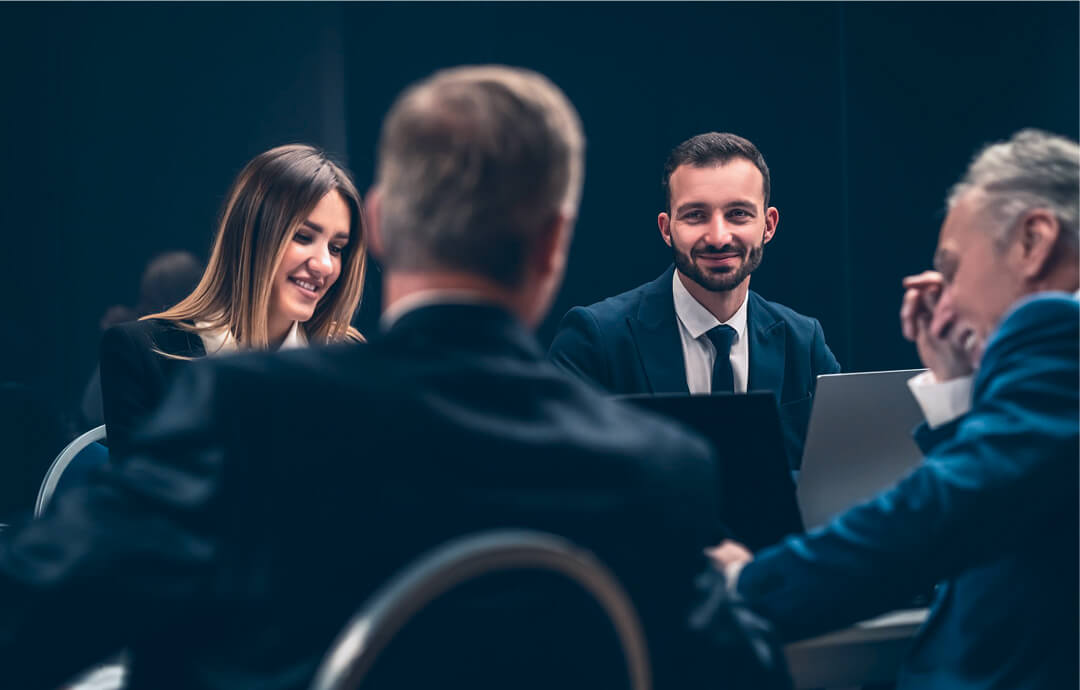Advogados apertando as mãos, selando parceria